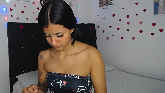 Snapshot of floweer_ chatting on February 20, 2025, 4:25 pm floweer  online show from February 20, 2025, 4:25 pm