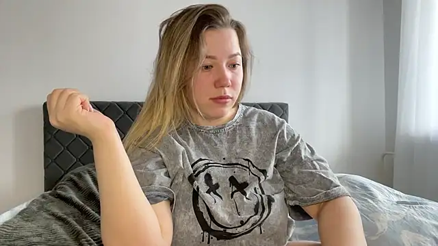 Embersweetbunny online show from March 21, 2025, 11:44 am