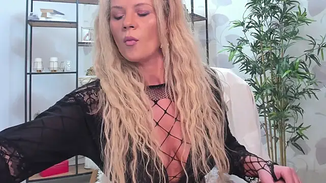 Snapshot of Smileyelyourgf chatting on February 17, 2026, 8:06 pm Smileyelyourgf online show from February 17, 2026, 8:06 pm