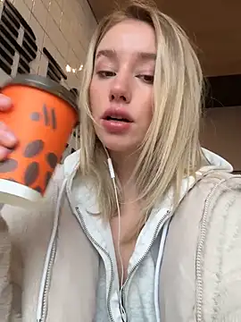 SSSATIVA model online show from November 6, 2025, 2:04 am