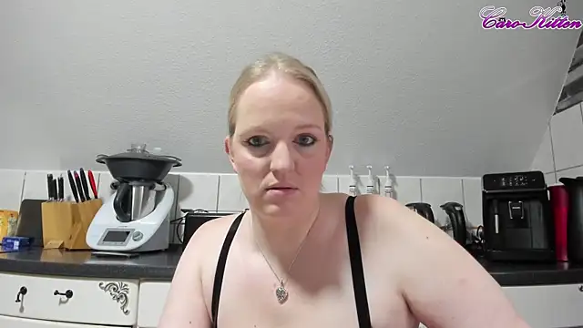 Snapshot of caro_kitten chatting on December 14, 2024, 10:56 am caro kitten online show from December 14, 2024, 10:56 am