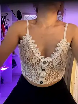 lia huan online show from September 30, 2025, 2:12 pm