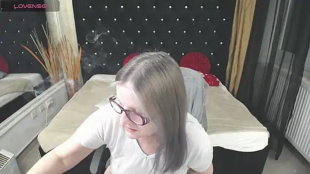 Snapshot of Lilly_hott chatting on March 10, 2025, 6:56 pm Lilly hott online show from March 10, 2025, 6:56 pm