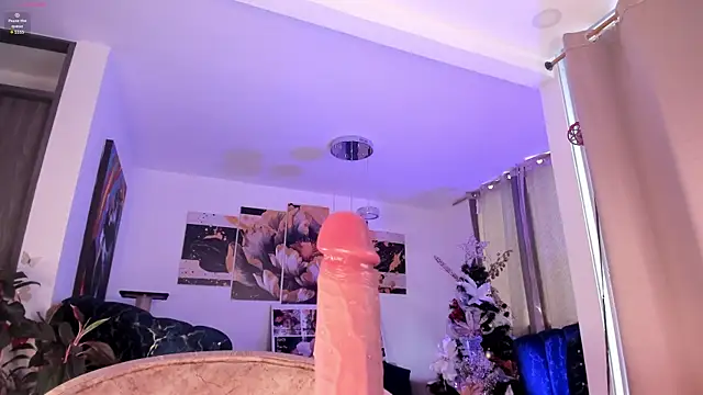 Snapshot of pretty_pettite chatting on January 5, 2026, 9:40 pm pretty pettite online show from January 5, 2026, 9:40 pm