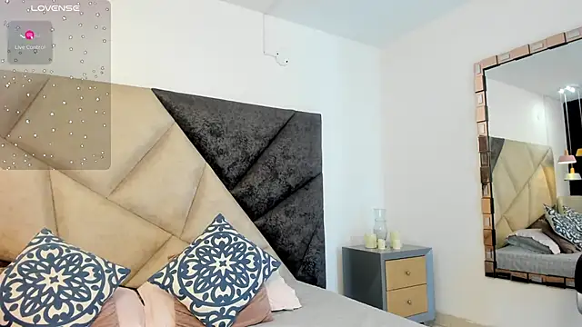 Snapshot of FaloonRoussel chatting on October 21, 2025, 6:18 pm FaloonRoussel online show from October 21, 2025, 6:18 pm