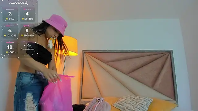 Snapshot of FaloonRoussel chatting on October 16, 2025, 6:05 pm FaloonRoussel online show from October 16, 2025, 6:05 pm