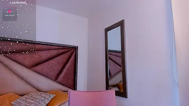 Snapshot of FaloonRoussel chatting on October 30, 2025, 5:43 pm FaloonRoussel online show from October 30, 2025, 5:43 pm