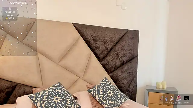 Snapshot of FaloonRoussel chatting on November 18, 2025, 6:22 pm FaloonRoussel online show from November 18, 2025, 6:22 pm