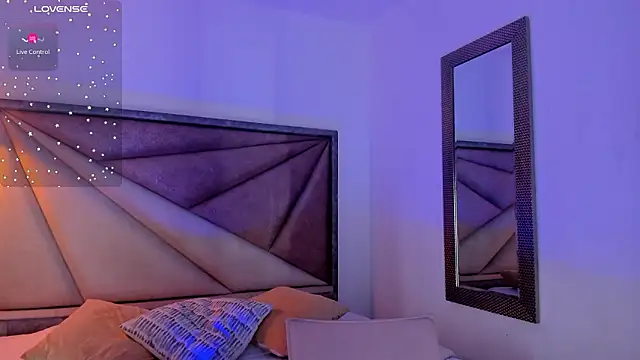 Snapshot of FaloonRoussel chatting on February 4, 2026, 12:49 am FaloonRoussel online show from February 4, 2026, 12:49 am