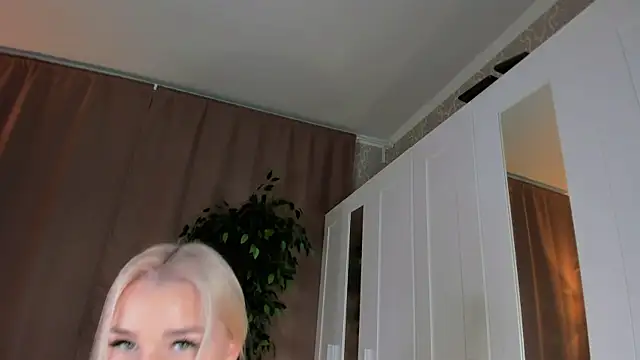 Snapshot of FrauSophia chatting on February 1, 2025, 9:08 pm FrauSophia online show from February 1, 2025, 9:08 pm