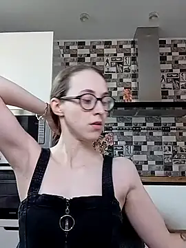 Snapshot of MartiniiSelenna chatting on March 11, 2025, 6:41 am MartiniiSelenna online show from March 11, 2025, 6:41 am