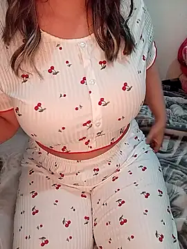 Snapshot of silina-25 chatting on February 18, 2026, 9:33 pm silina-25 online show from February 18, 2026, 9:33 pm