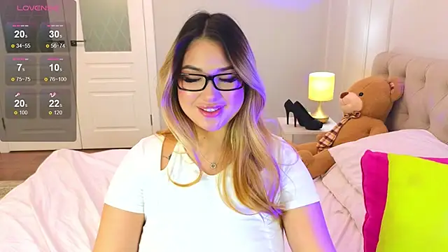 Snapshot of DaniellaMell chatting on October 17, 2025, 7:00 am DaniellaMell online show from October 17, 2025, 7:00 am