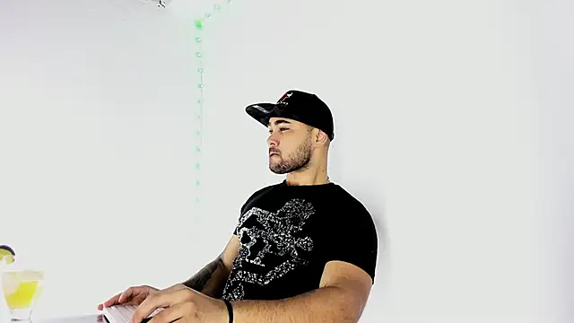 Snapshot of Sebas-hott chatting on September 14, 2025, 10:43 pm Sebas-hott online show from September 14, 2025, 10:43 pm