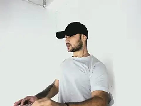 Snapshot of Sebas-hott chatting on October 11, 2025, 10:33 pm Sebas-hott online show from October 11, 2025, 10:33 pm