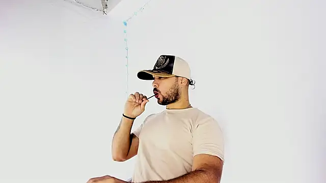 Snapshot of Sebas-hott chatting on September 17, 2025, 10:23 pm Sebas-hott online show from September 17, 2025, 10:23 pm