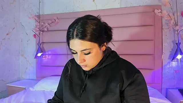 sabrinamilani online show from May 5, 2026, 3:31 am