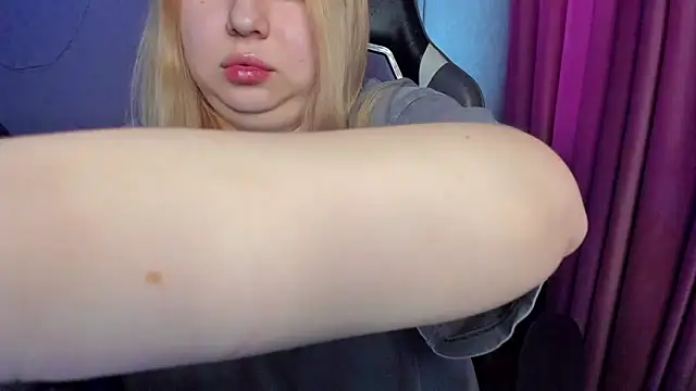 Milafoxxxy online show from November 11, 2025, 10:10 am