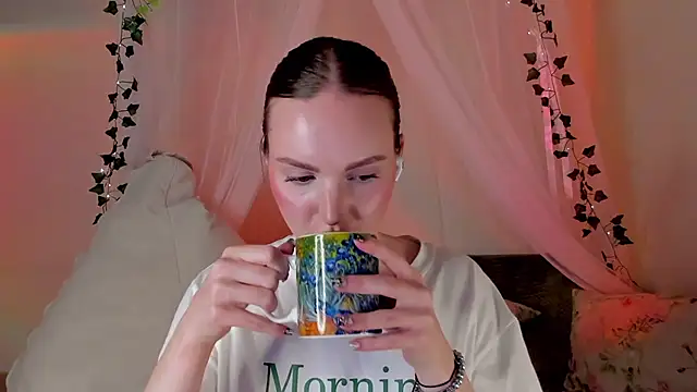 Snapshot of MishkaMe chatting on February 3, 2025, 5:56 pm MishkaMe online show from February 3, 2025, 5:56 pm