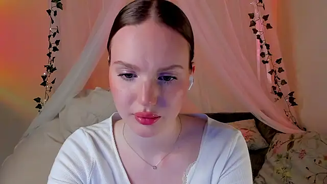 Snapshot of MishkaMe chatting on February 11, 2025, 6:22 pm MishkaMe online show from February 11, 2025, 6:22 pm