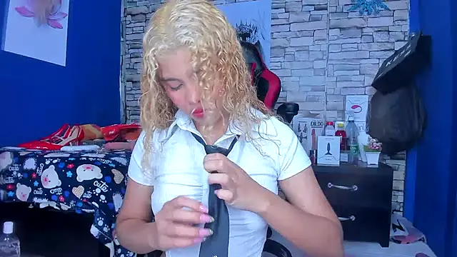 sofiacastillo01 online show from March 15, 2025, 12:45 pm