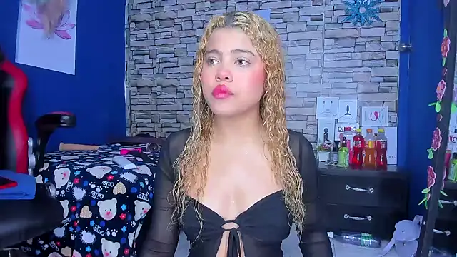 sofiacastillo01 online show from March 10, 2025, 12:49 pm