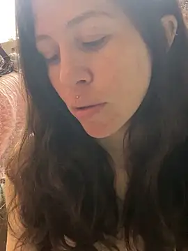 Snapshot of SuzieWan-Kenobi chatting on December 1, 2025, 9:43 am SuzieWan-Kenobi online show from December 1, 2025, 9:43 am