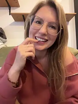 Snapshot of Vanilladreams chatting on May 17, 2026, 5:24 pm Vanilladreams online show from May 17, 2026, 5:24 pm
