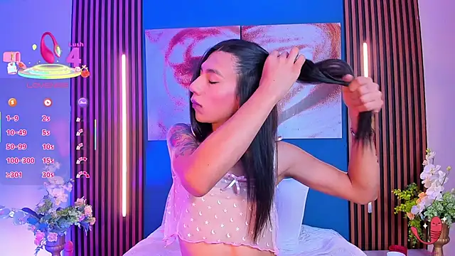 sofiaa grey  online show from October 3, 2025, 1:23 pm