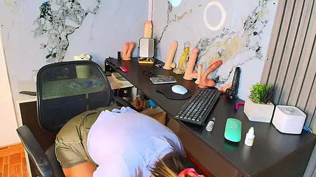 Snapshot of AlixLong chatting on September 27, 2025, 10:10 am AlixLong online show from September 27, 2025, 10:10 am