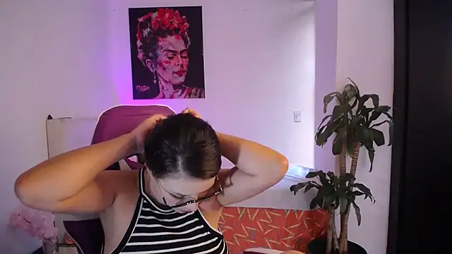 esmeraldaa230 online show from February 12, 2026, 7:13 pm