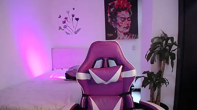 esmeraldaa230 online show from February 27, 2026, 8:08 pm