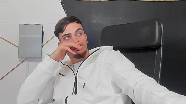 Snapshot of BrandonTate chatting on April 1, 2026, 8:04 am BrandonTate online show from April 1, 2026, 8:04 am