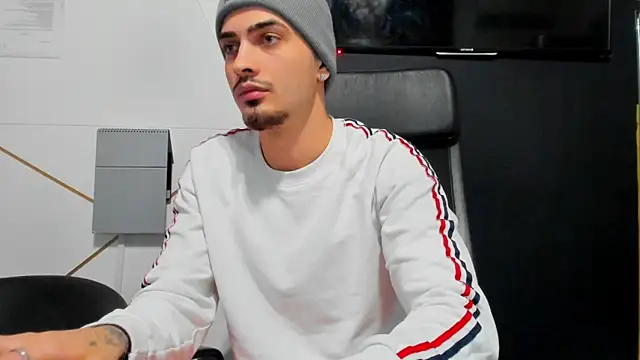 Snapshot of BrandonTate chatting on December 17, 2025, 5:07 pm BrandonTate online show from December 17, 2025, 5:07 pm