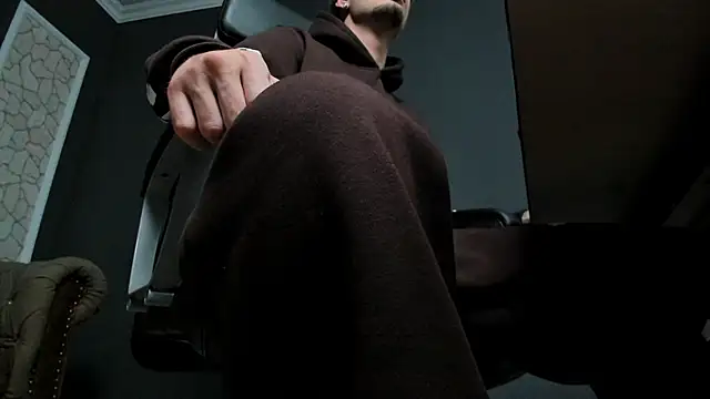 Snapshot of BrandonTate chatting on December 19, 2025, 12:29 pm BrandonTate online show from December 19, 2025, 12:29 pm