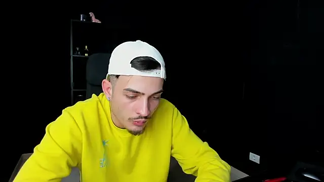 Snapshot of BrandonTate chatting on April 14, 2026, 4:34 pm BrandonTate online show from April 14, 2026, 4:34 pm