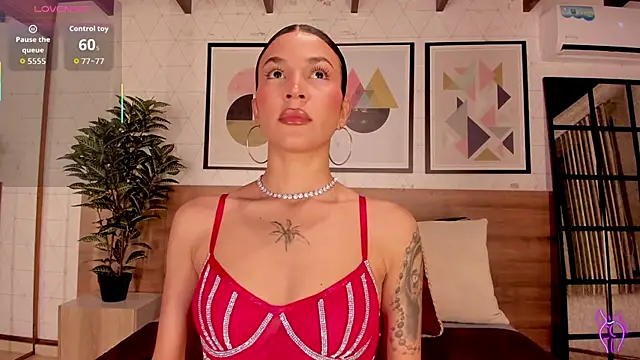 LunaRuso online show from December 16, 2025, 7:40 pm