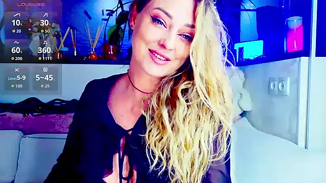 Snapshot of _JuliaSpace_ chatting on April 17, 2026, 4:32 pm JuliaSpace online show from April 17, 2026, 4:32 pm