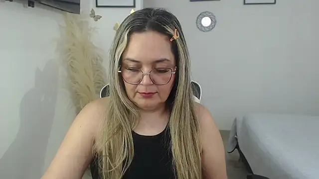 Snapshot of samy_vsn chatting on February 20, 2026, 6:32 pm samy vsn online show from February 20, 2026, 6:32 pm