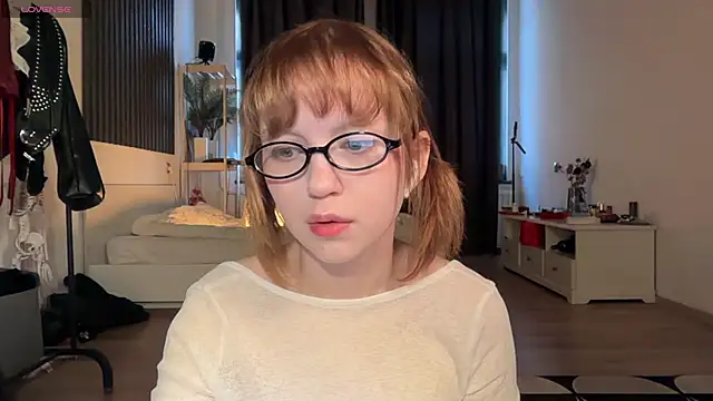 Snapshot of electric_babe chatting on November 19, 2025, 11:21 am electric babe online show from November 19, 2025, 11:21 am