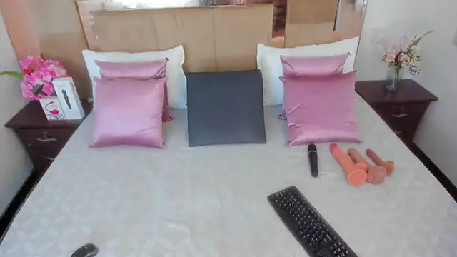 Snapshot of LizBrook chatting on April 1, 2026, 7:33 pm LizBrook online show from April 1, 2026, 7:33 pm