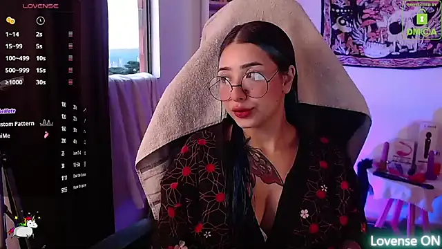 sweetcoralinee online show from October 9, 2025, 10:32 pm