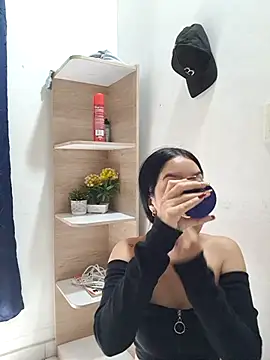 Snapshot of royalgirls_x chatting on April 15, 2026, 9:15 pm royalgirls x online show from April 15, 2026, 9:15 pm