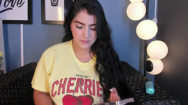 Snapshot of PaulinaDuarte chatting on February 14, 2025, 1:29 pm PaulinaDuarte online show from February 14, 2025, 1:29 pm
