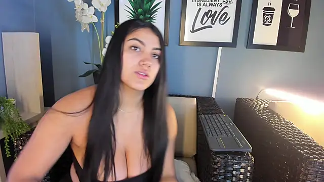 Snapshot of PaulinaDuarte chatting on October 7, 2025, 12:06 pm PaulinaDuarte online show from October 7, 2025, 12:06 pm