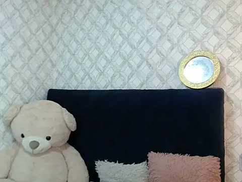 Snapshot of Emma-Wilson chatting on February 7, 2026, 12:35 pm Emma-Wilson online show from February 7, 2026, 12:35 pm