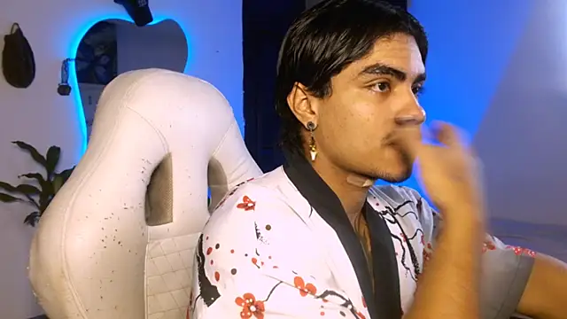 Snapshot of Young_laroi chatting on December 7, 2024, 12:03 am Young laroi online show from December 7, 2024, 12:03 am