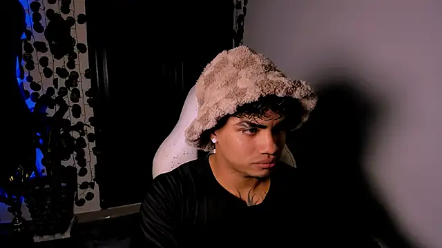 Snapshot of Young_laroi chatting on February 18, 2025, 5:20 am Young laroi online show from February 18, 2025, 5:20 am