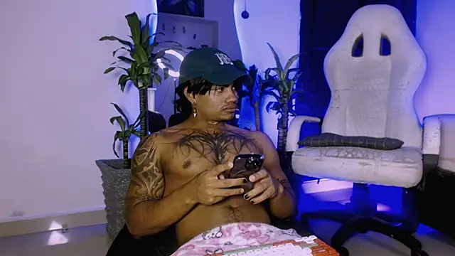 Snapshot of Young_laroi chatting on December 7, 2024, 6:15 am Young laroi online show from December 7, 2024, 6:15 am