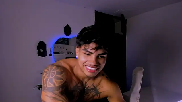 Snapshot of Young_laroi chatting on January 18, 2025, 7:38 am Young laroi online show from January 18, 2025, 7:38 am